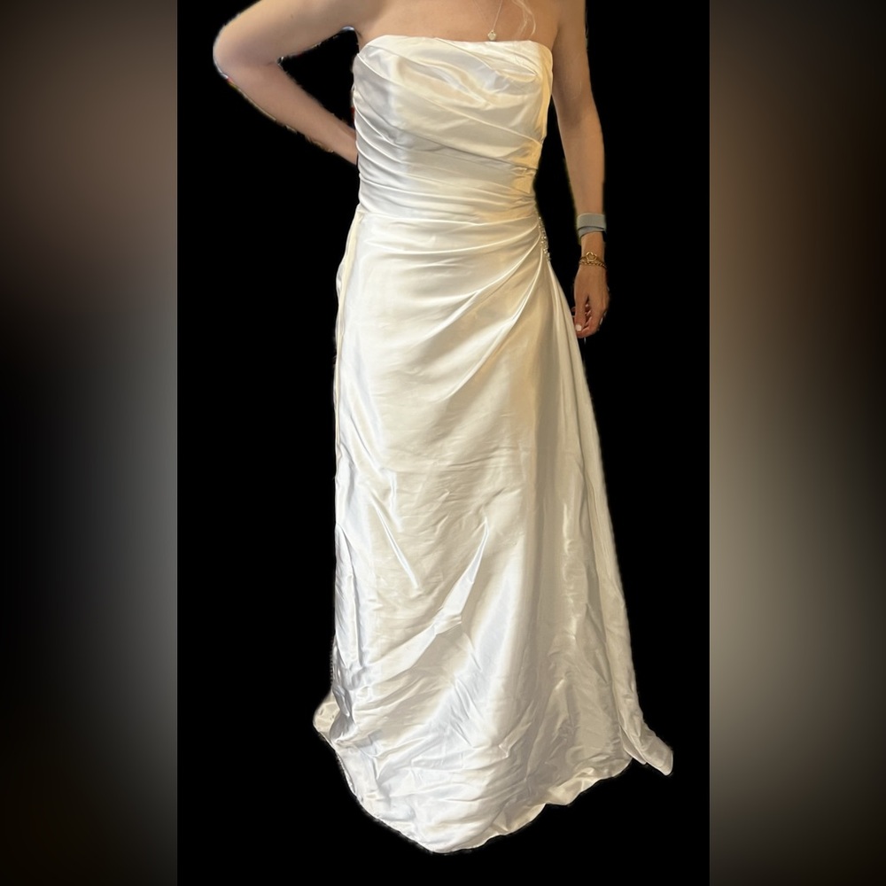 David’s Bridal Stunning White Satin Wedding Dress - Picture 5 of 6